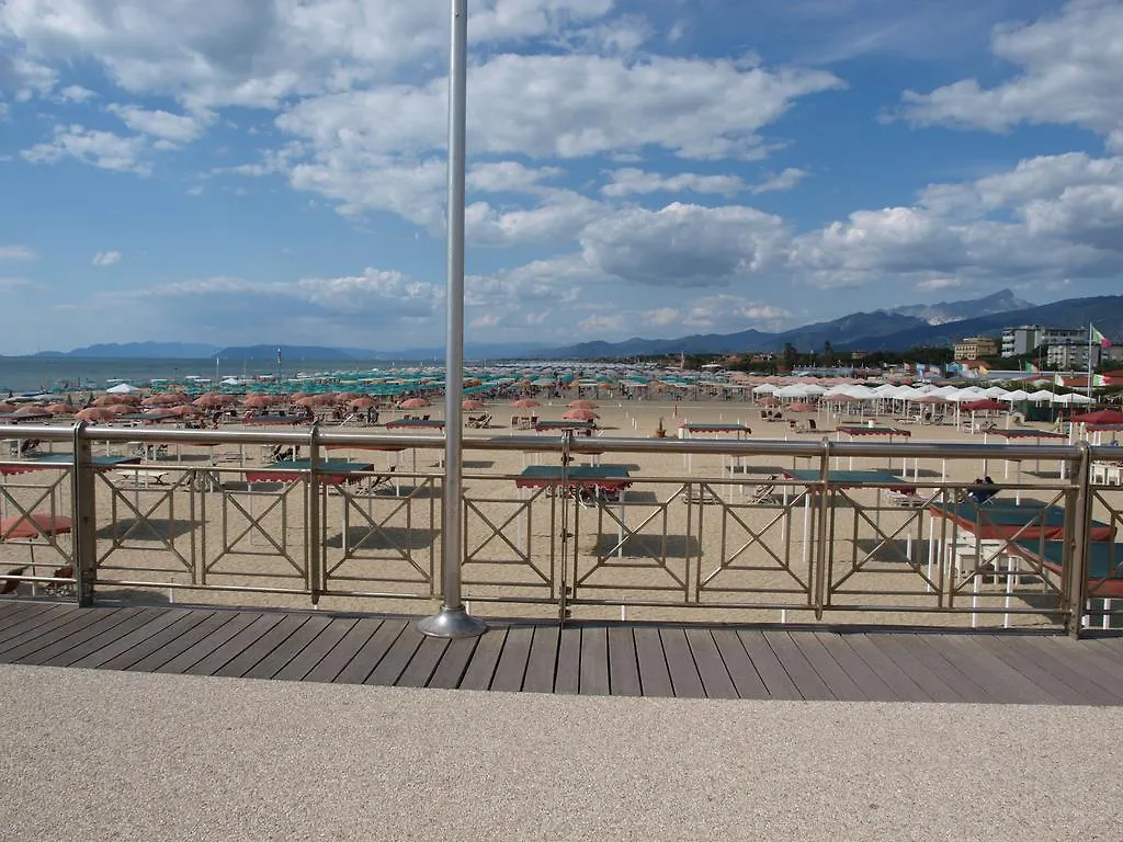 Il Pontile Holidays Apartment Marina di Pietrasanta Włochy